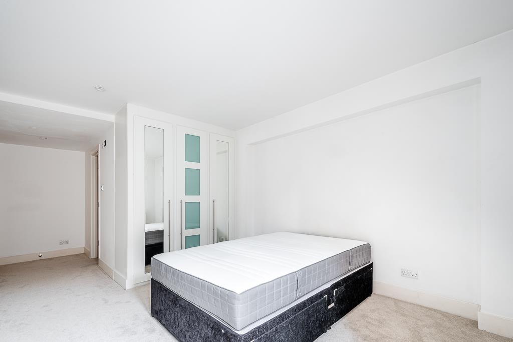 Three bedroom two bathroom split level apartment for rent in the heart of Hatton Garden EC1