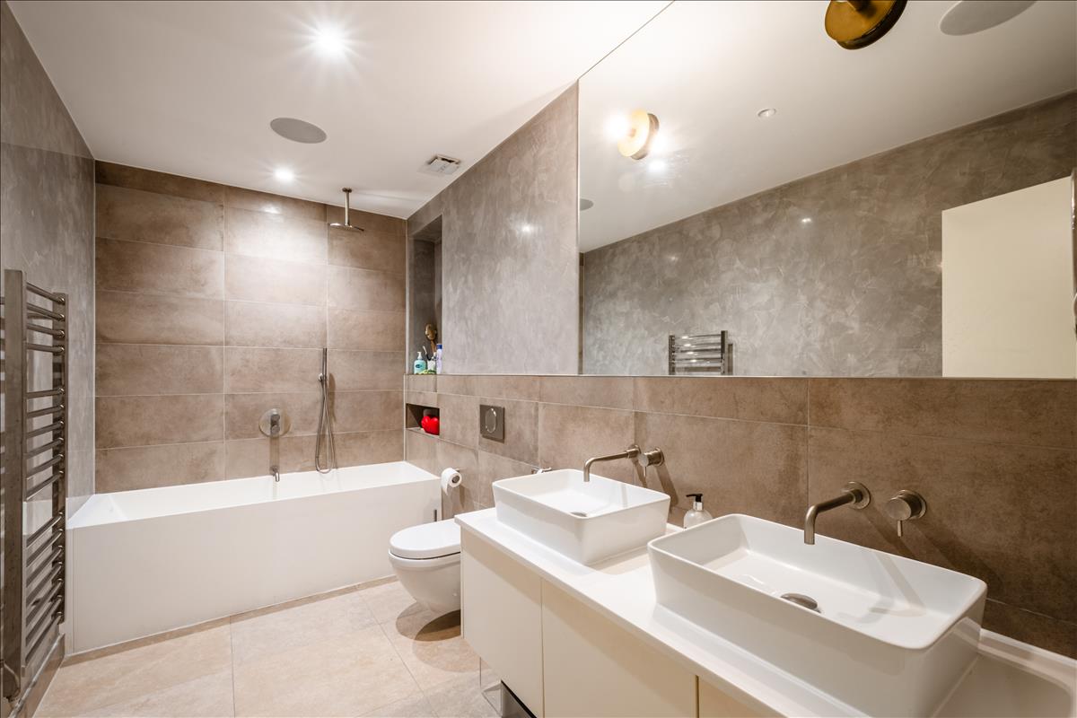 Family bathroom. Three bedroom split-level duplex apartment for sale on Orde 