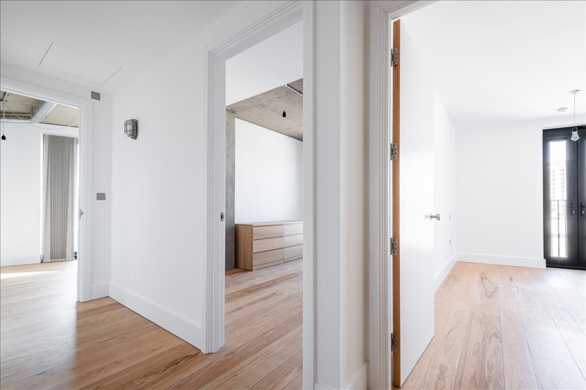  A stunning three-bedroom, two-bathroom split-level “sky house” apartment set across the fifth and sixth floors in the heart of London Fields.