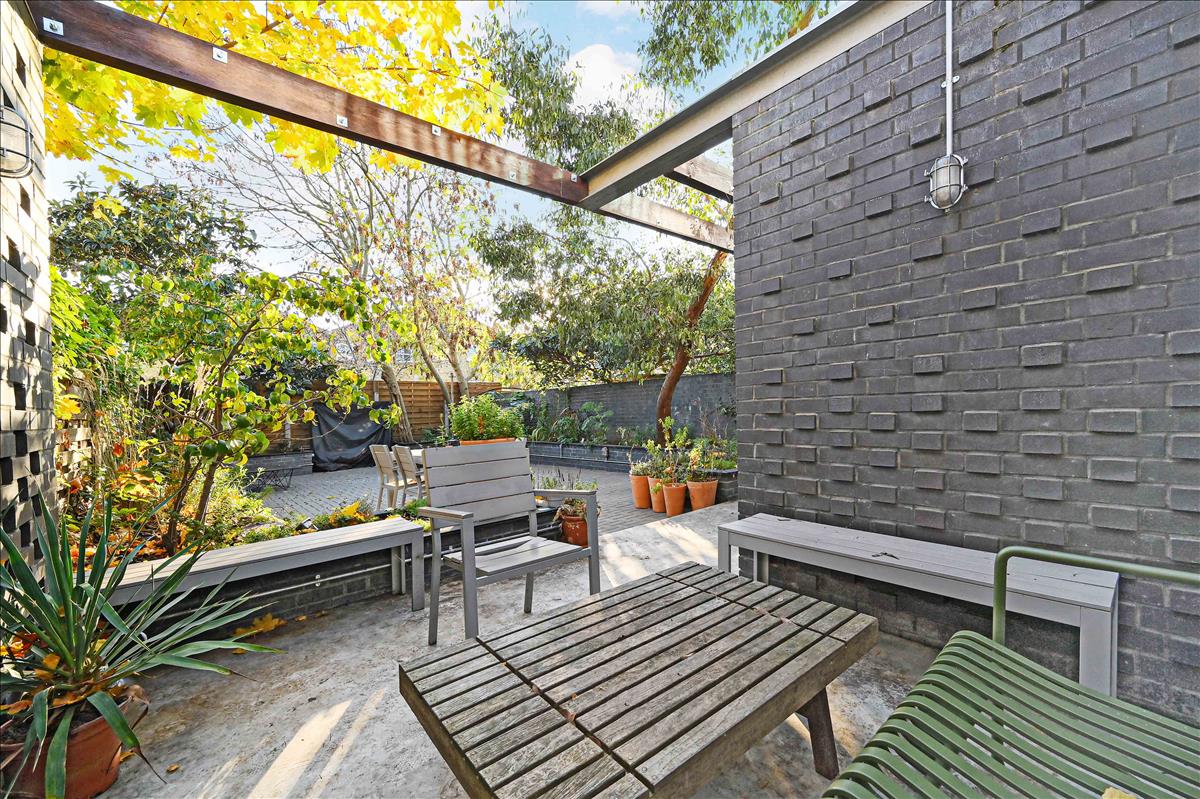 incredible four bedroom townhouse with garden available for long let in london fields e8