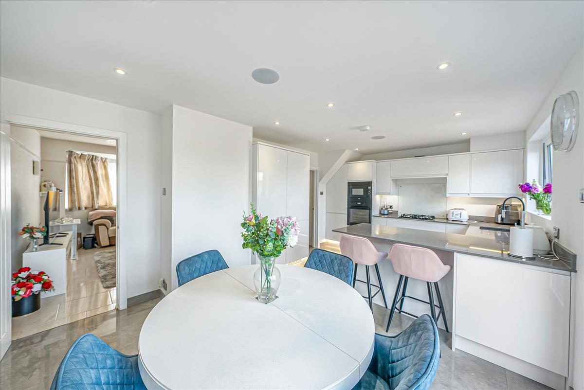 Property Image 0235866f-a9f6-4c1c-992b-f2c321d1d0ea