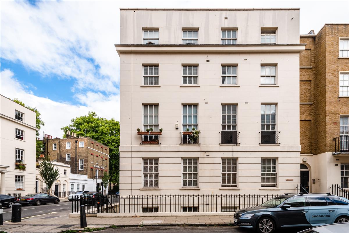 Three bedroom period apartment for rent in WC1