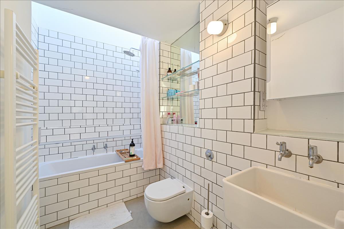 incredible four bedroom townhouse with garden available for long let in london fields e8