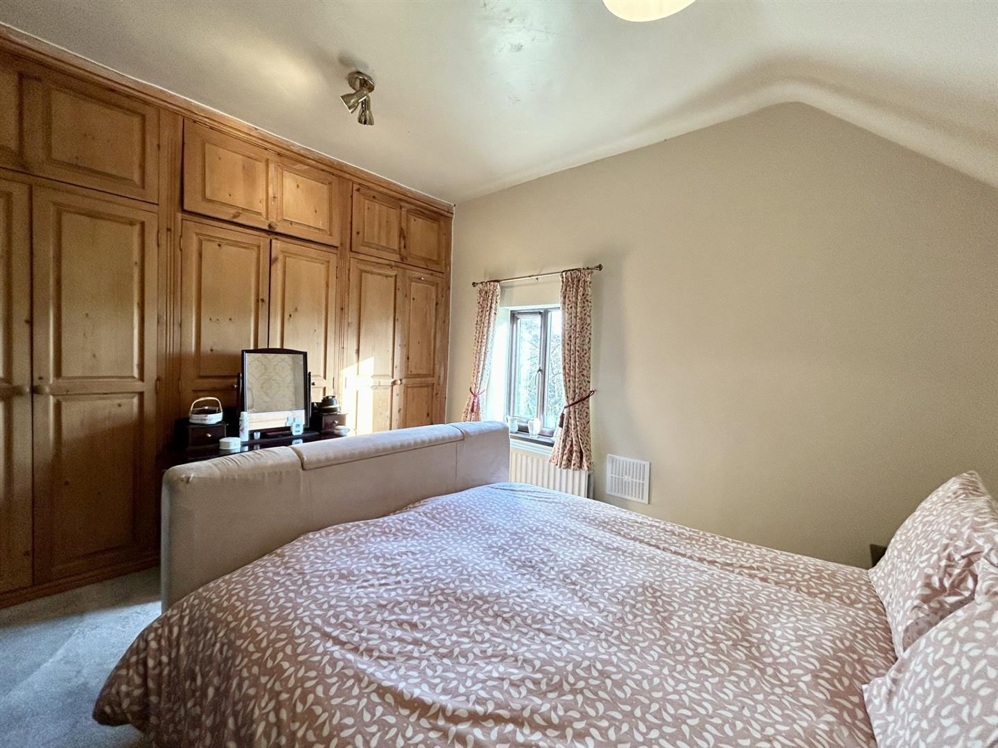 Property Image 047d6cad-3ed2-43c6-8532-0f1320f3472d