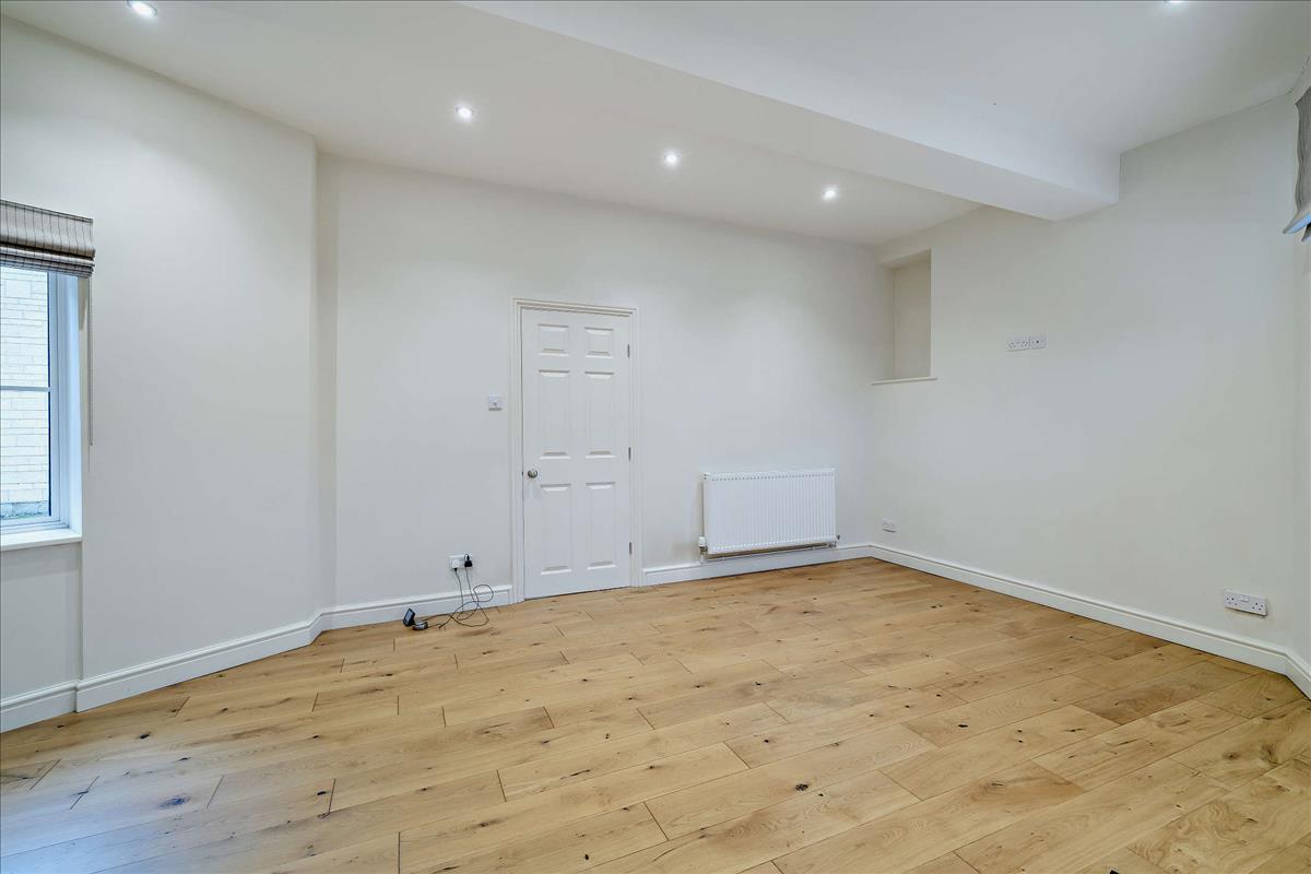Property Image 053b3f5a-fadb-45d1-8ded-bb99b2e82a77