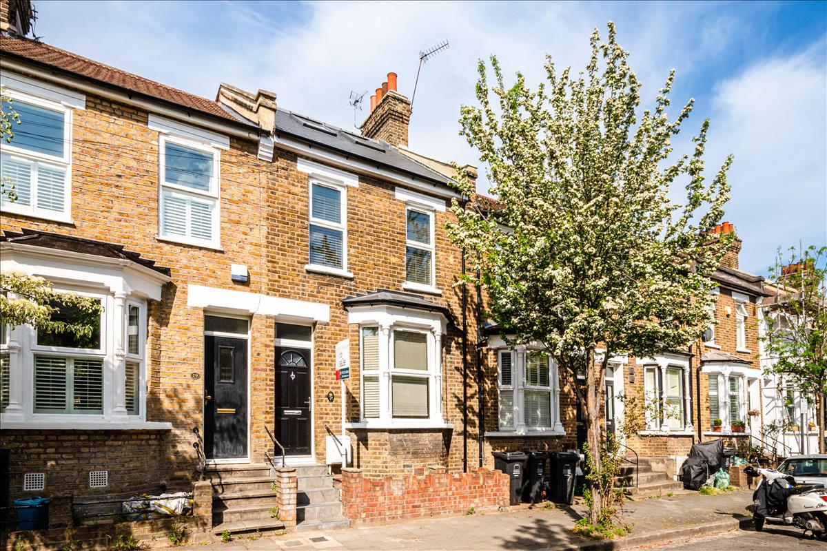 Newly refurbished four double bedroom house with garden for long let on Bushberry Road E9 Homerton