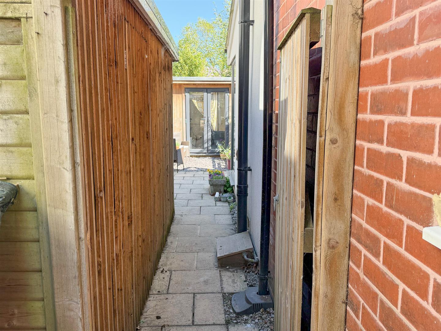 Property Image 086c9be7-6642-4359-abfe-fbc4fea0e6b0
