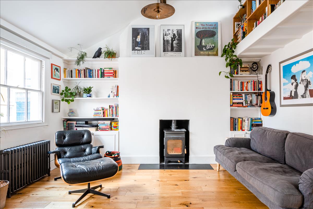 Top floor period apartment for sale in WC1