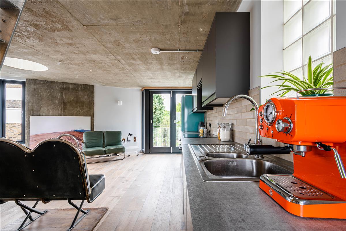 Three bedroom architecturally finished triplex in London Fields for sale e8