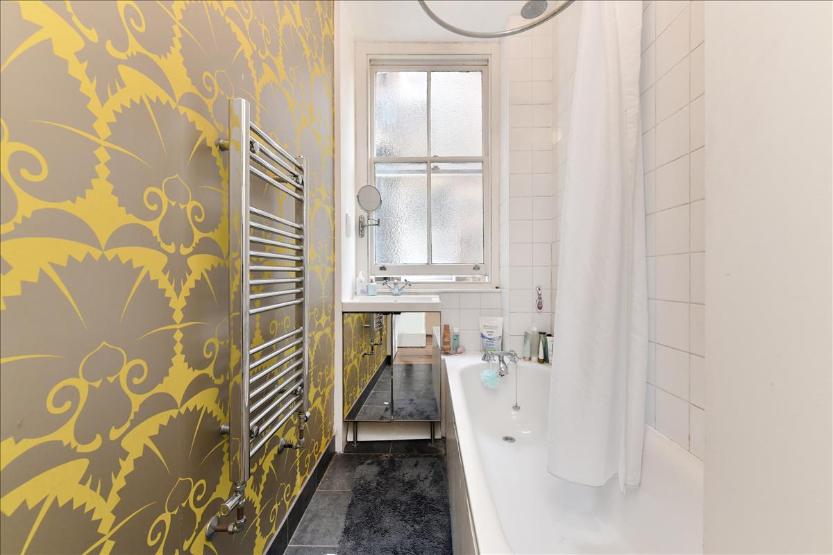 Two bedroom period apartment for rent in this beautiful victorian mansion block N1