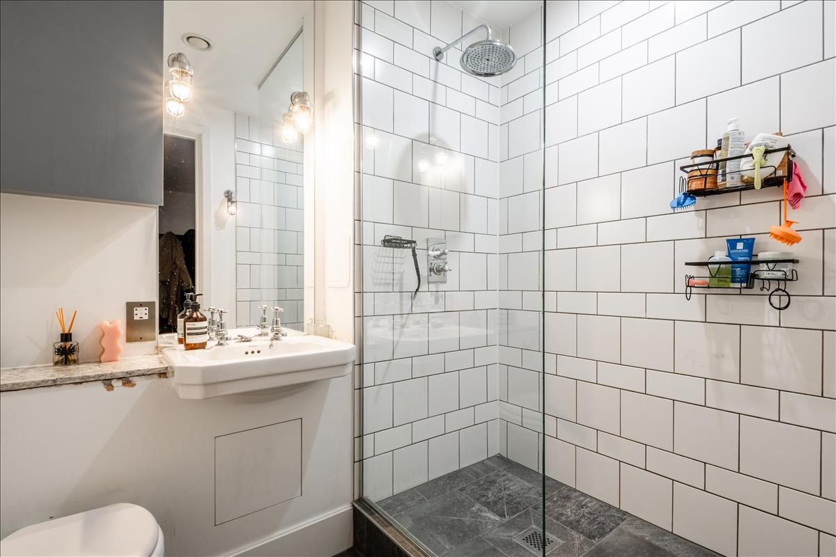 3-bed flat for sale The Fisheries, Lamb Lane, London Fields, E8.  Shower room