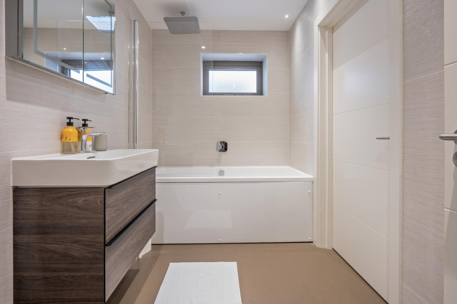Property Image 0fa693e4-1bb6-43de-bc4a-93b2932925ce