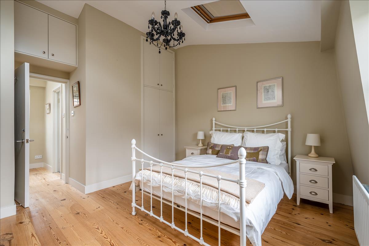 Stunning two bed georgian townhouse for rent in Barnsbury N1