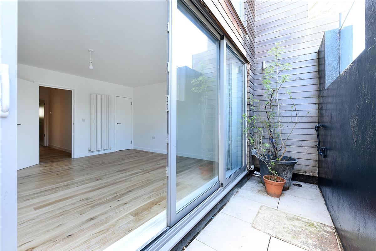 Architecturally designed 4 bedroom house for let in De Beauvoir
