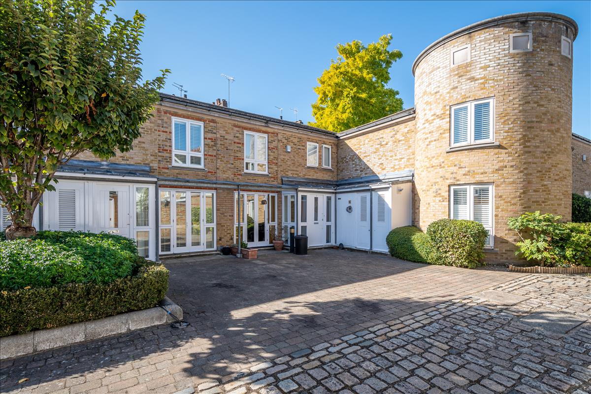 immaculate mews house for rent in Barnsbury N1