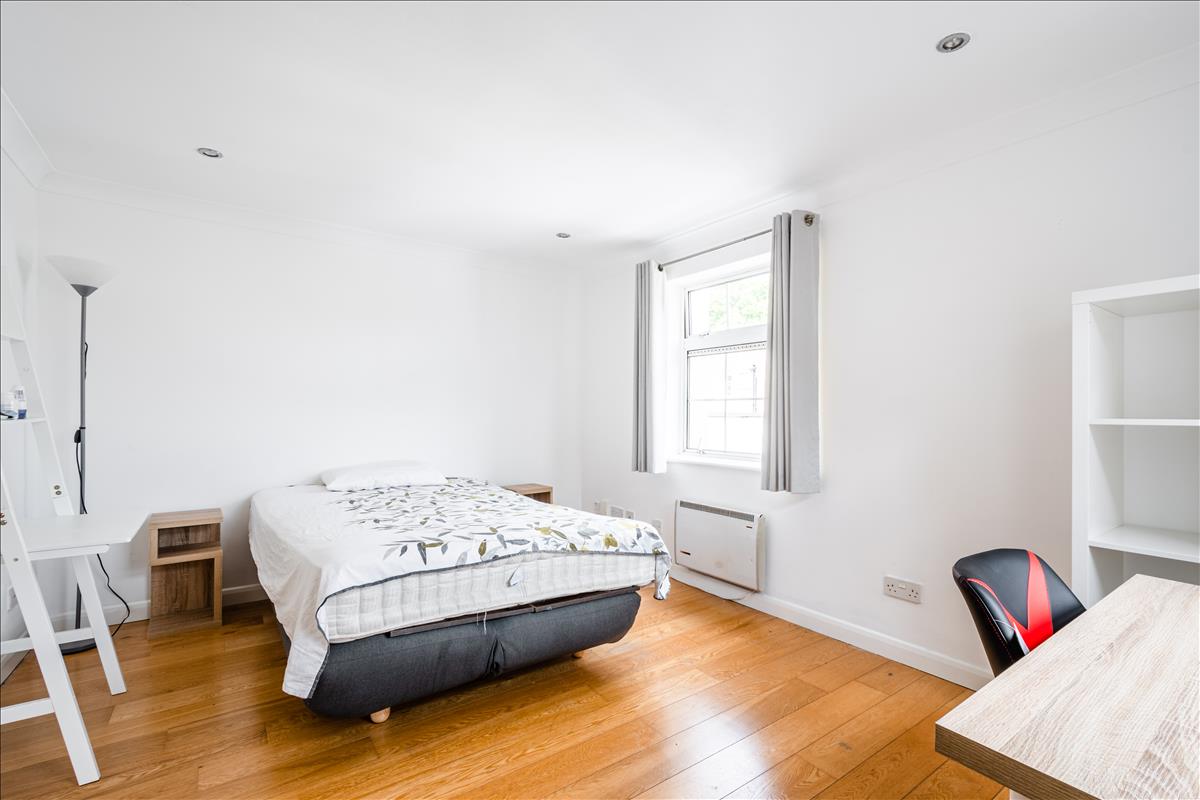 Three bedroom period apartment for rent in WC1