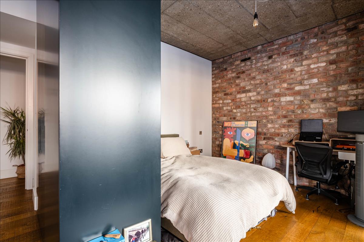 3-bed flat for sale The Fisheries, Lamb Lane, London Fields, E8.  Principle bedroom