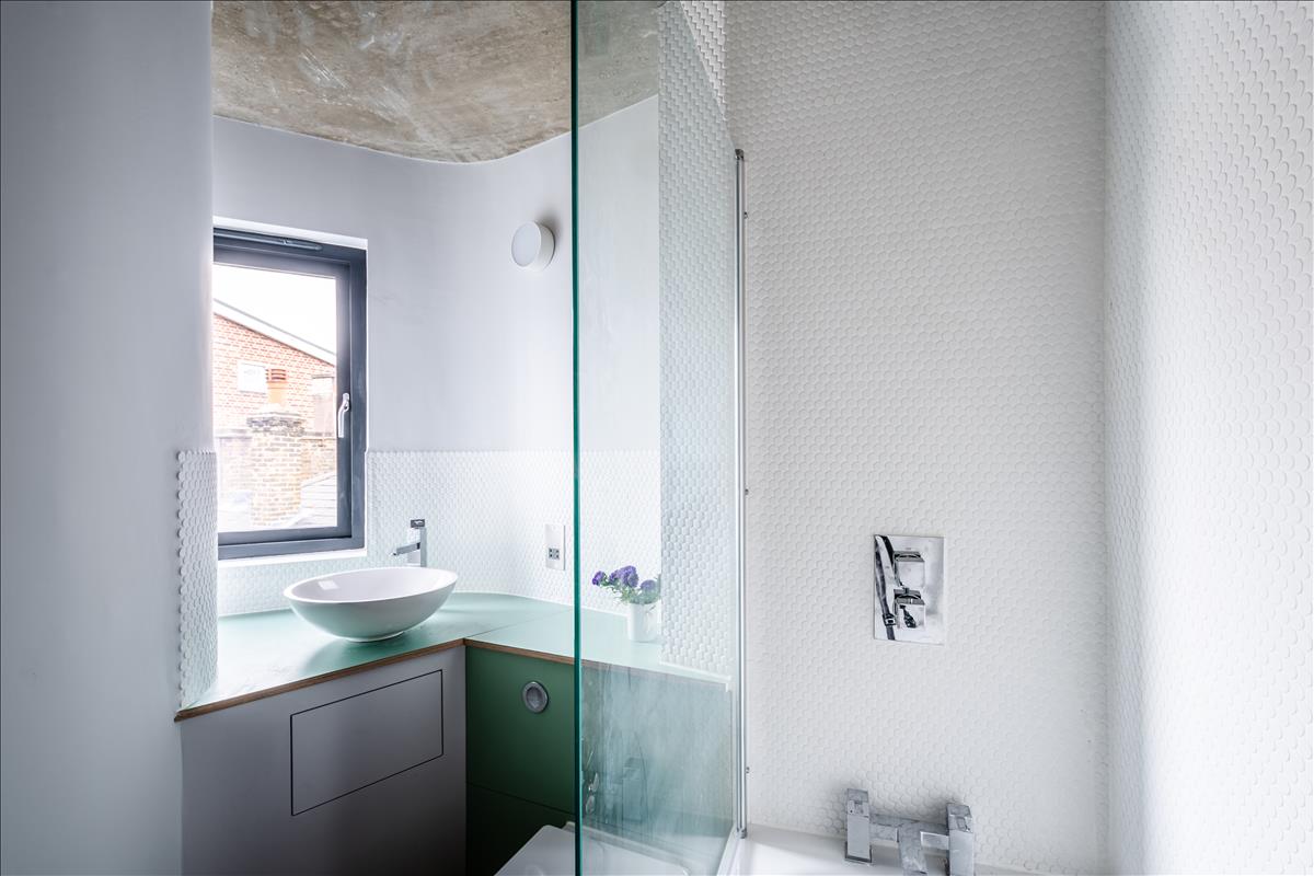 Three bedroom architecturally finished triplex in London Fields for sale e8