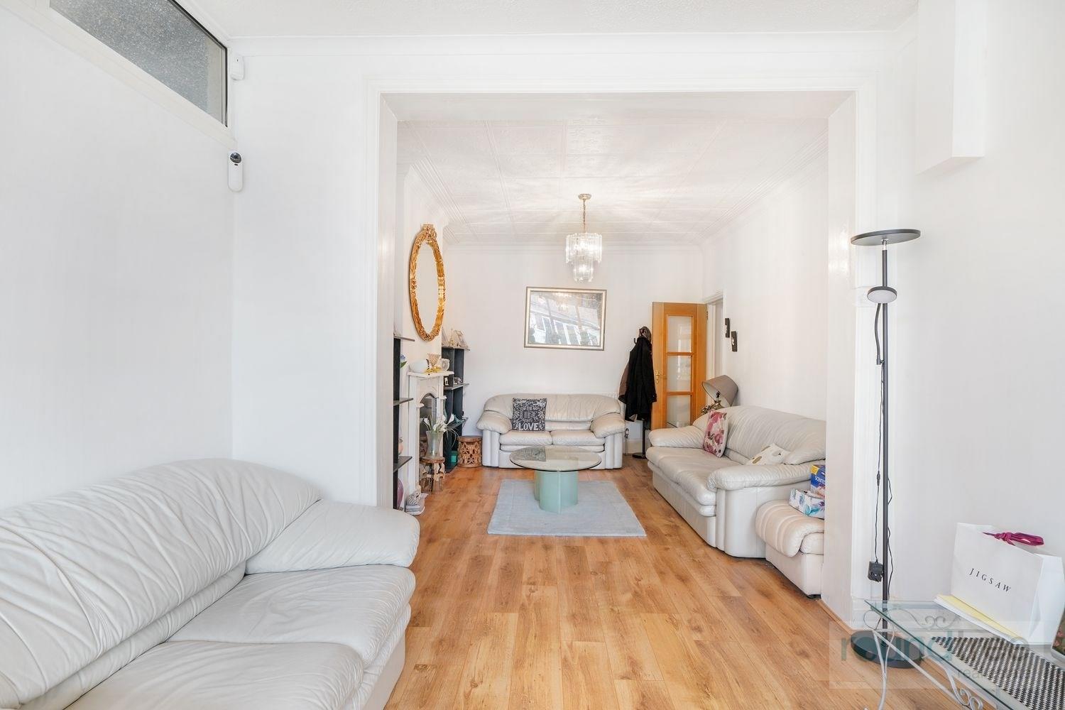 Property Image 18209529-d48b-40b2-904a-0e7cdf026743