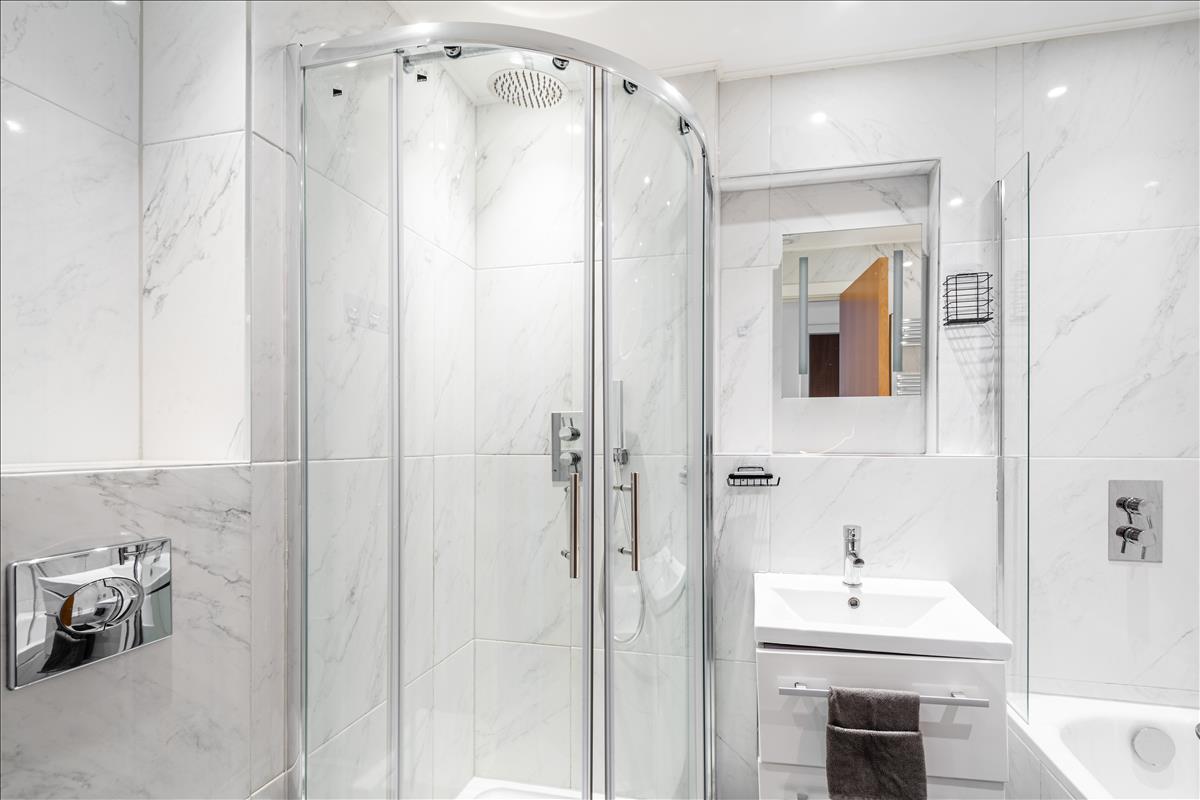 Ensuite Master Bedroom - An exceptional three-bedroom, two-bathroom split-level apartment, ideally situated in the heart of London’s renowned jewellery quarter, Hatton Garden.
