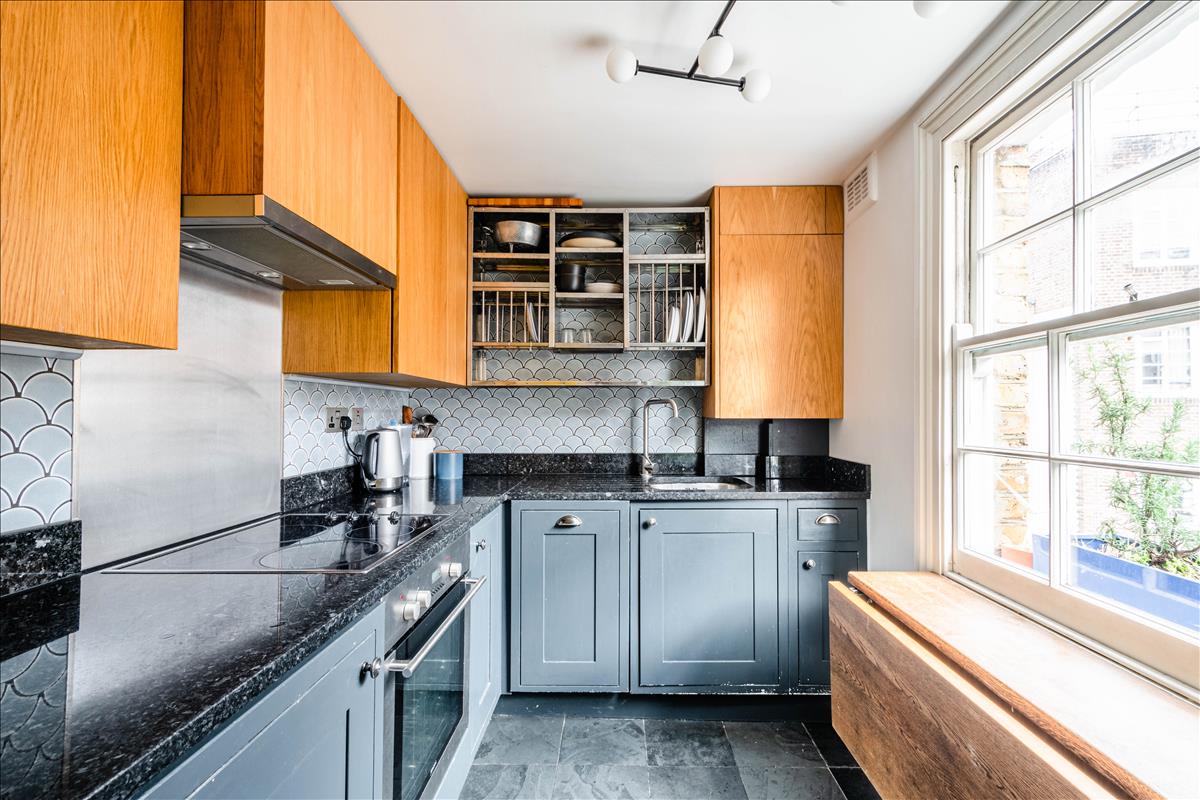 Top floor period apartment for sale in WC1