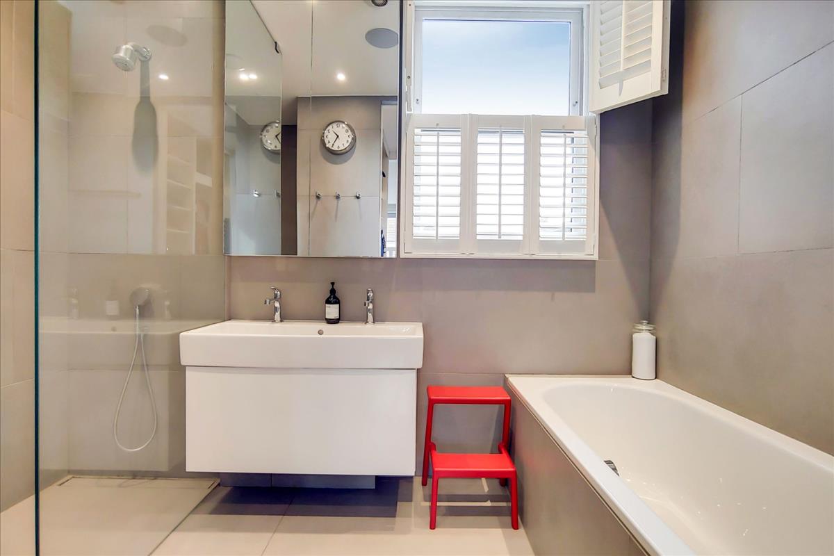 12_Main Ensuite-0
