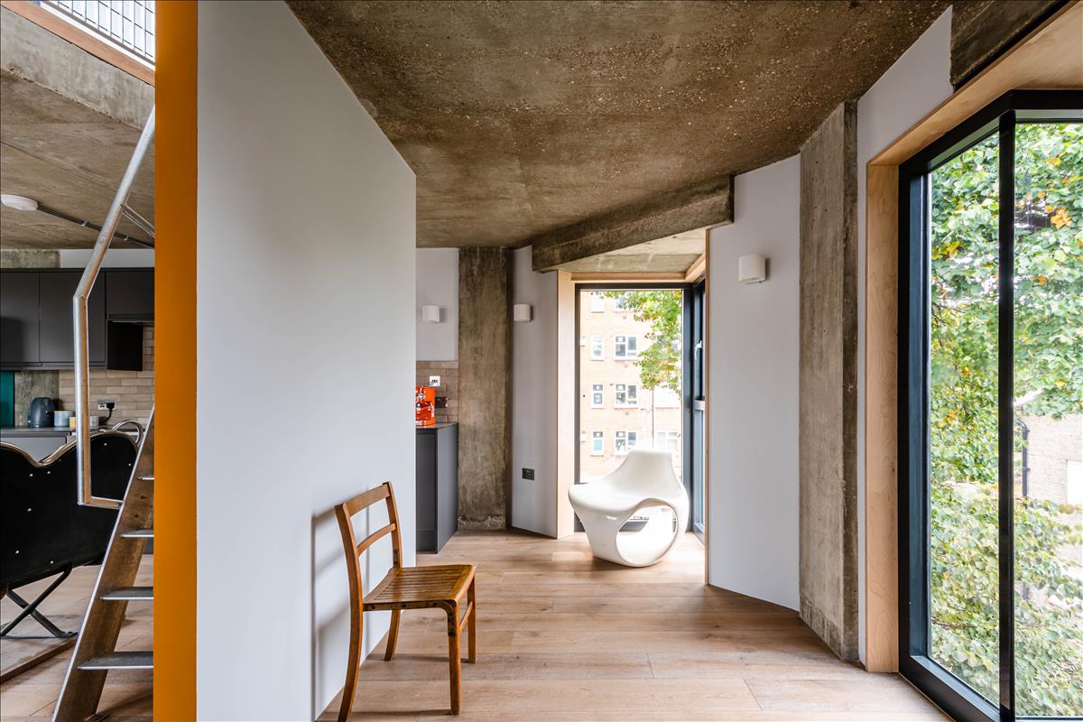 Three bedroom architecturally finished triplex in London Fields for let e8