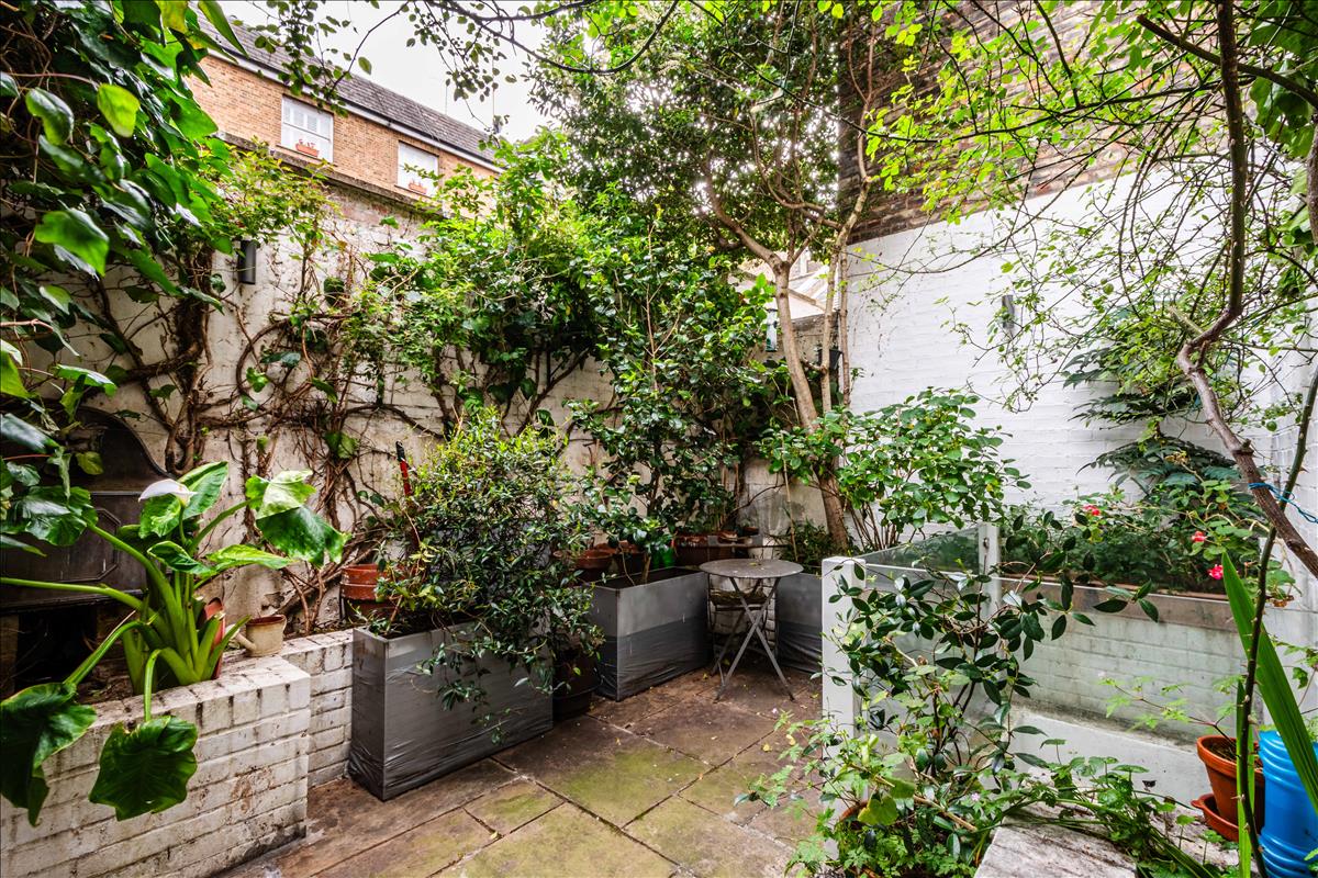 Rear garden. Three bedroom split-level duplex apartment for sale on Orde 