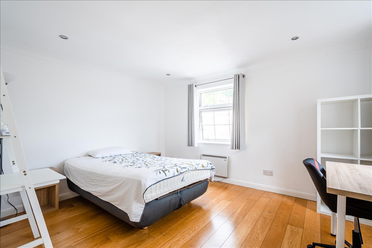 Three bedroom period apartment for rent in WC1
