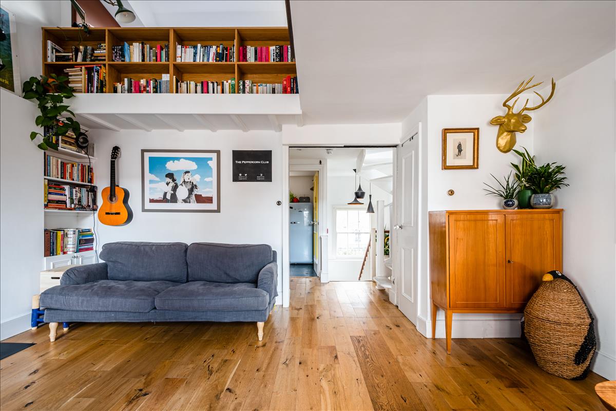 Top floor period apartment for sale in WC1