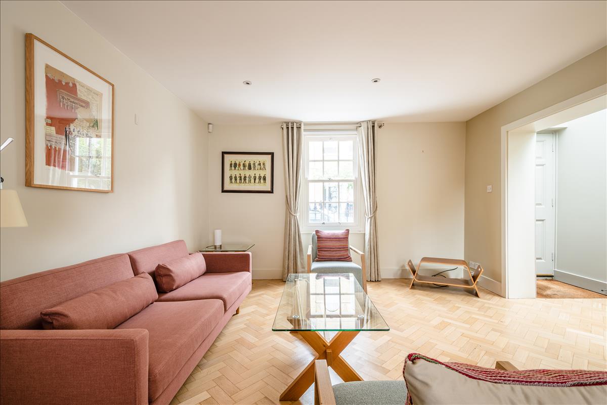 Stunning two bed georgian townhouse for rent in Barnsbury N1