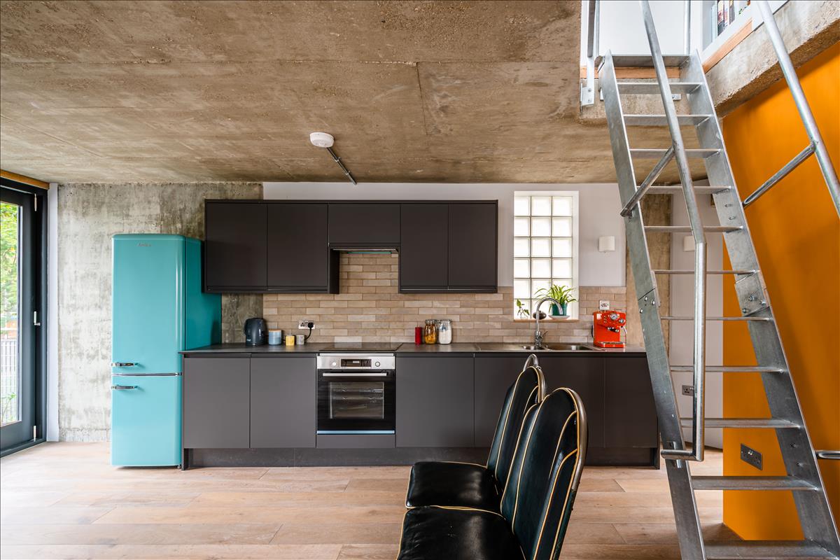 Three bedroom architecturally finished triplex in London Fields for let e8