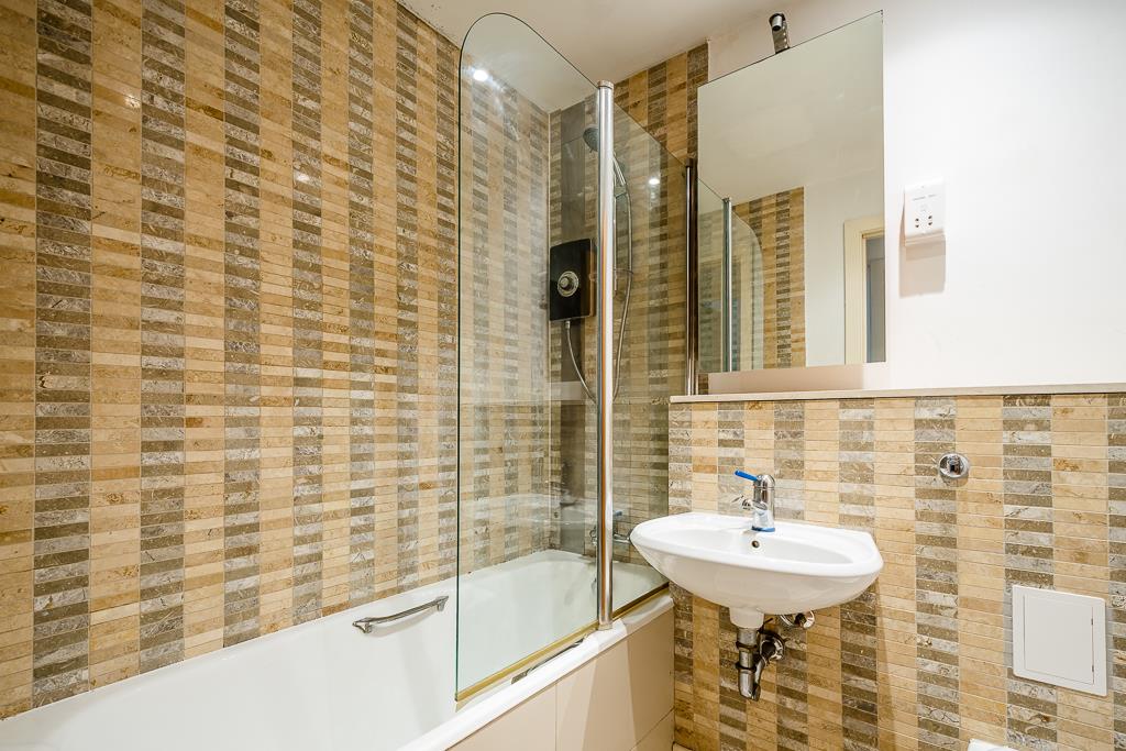 Three bedroom two bathroom split level apartment for rent in the heart of Hatton Garden EC1