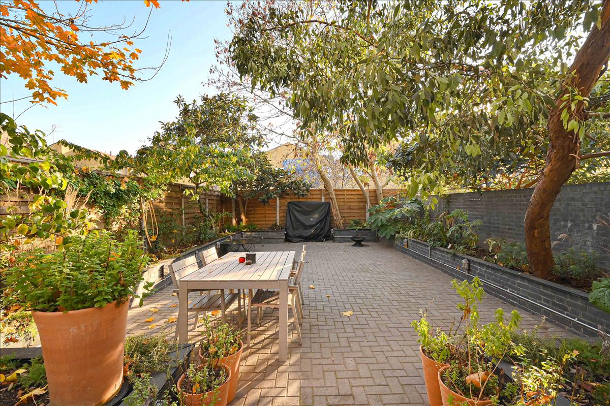 incredible four bedroom townhouse with garden available for long let in london fields e8
