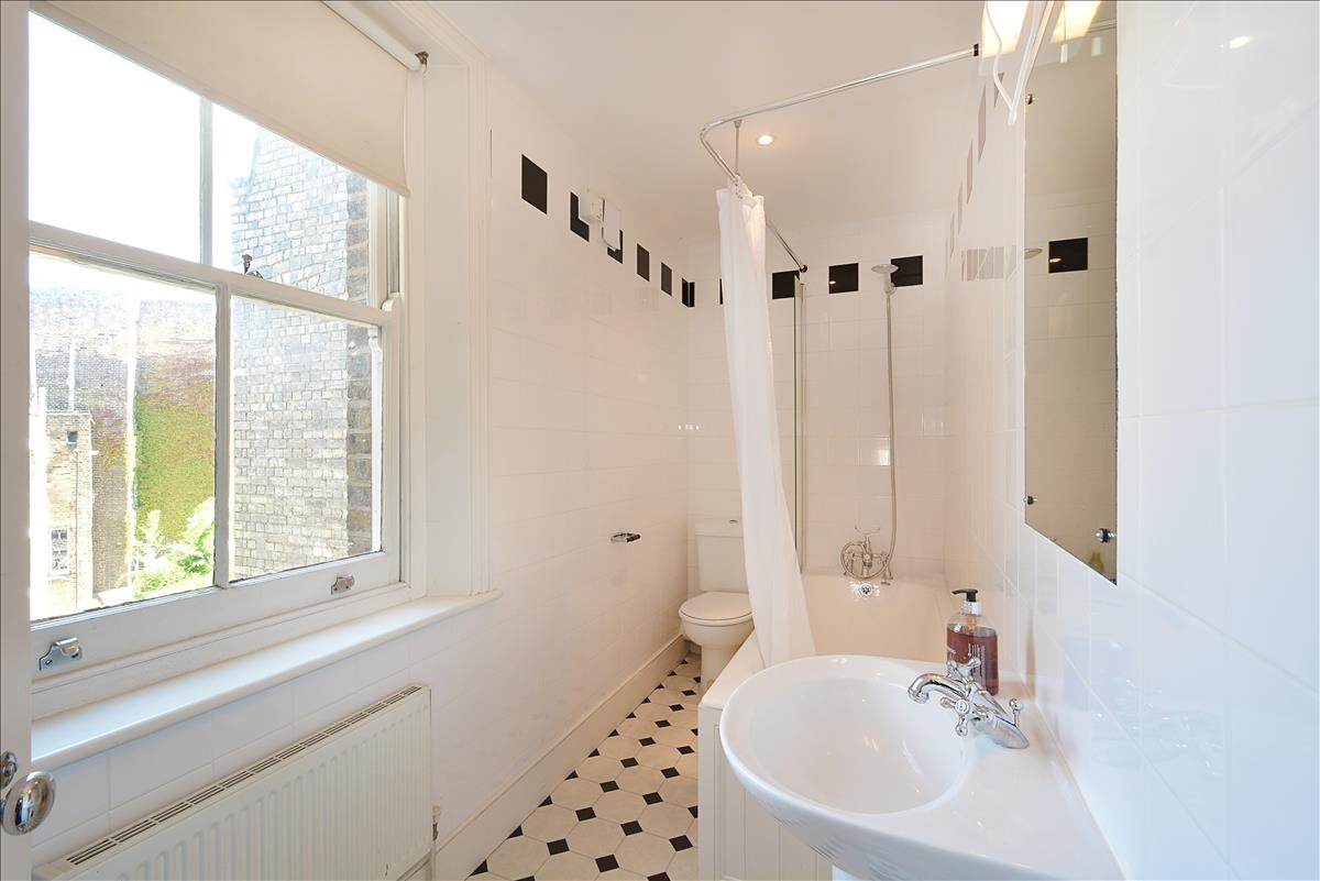 Top floor two bed apartment for rent on Upper Street N1