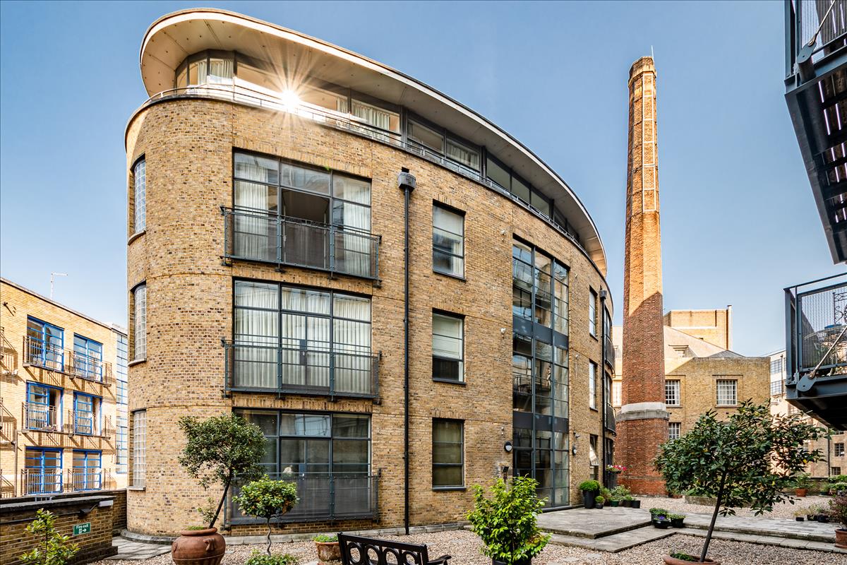 Newly refurbished two bedroom high end apartment for let in the exchange building Spitalfields E1