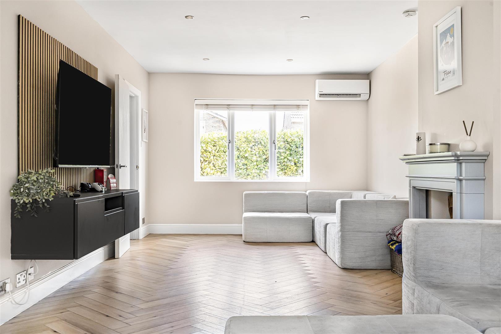 Property Image 228e4fac-3ebe-43a4-bce4-a3aaae615f68