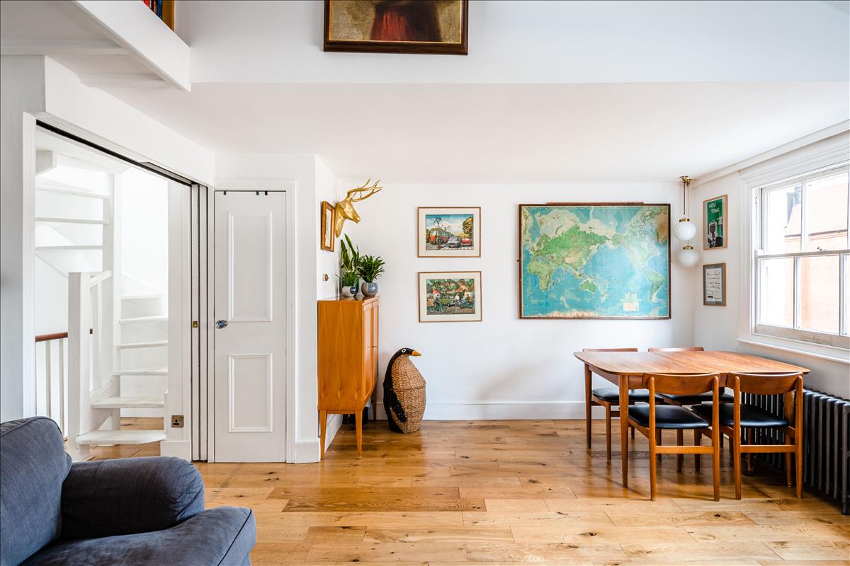 Top floor period apartment for sale in WC1
