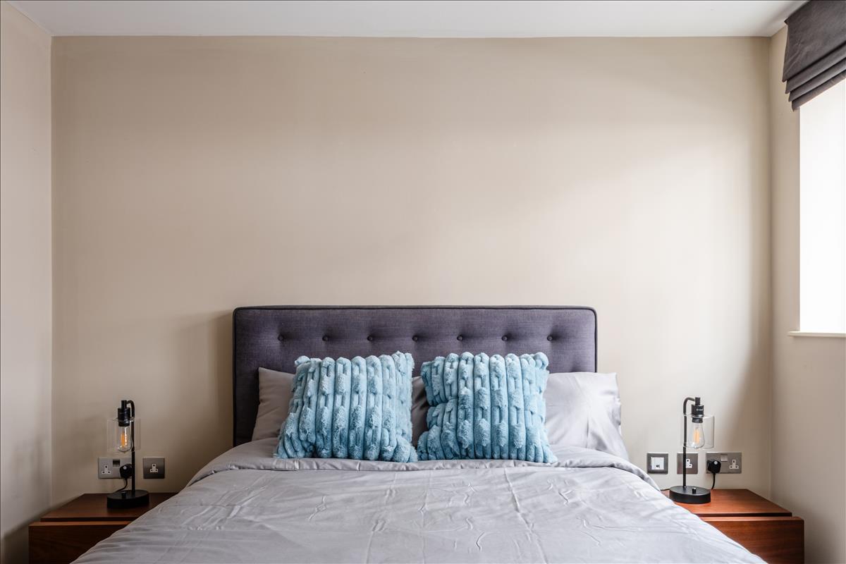 Split-level penthouse for sale, Boundary Street, Shoreditch, E2. Bed