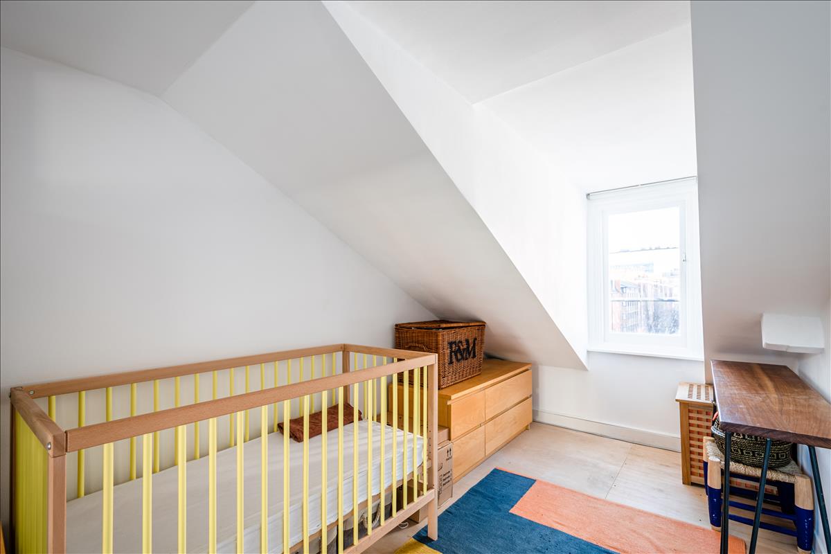 Top floor period apartment for sale in WC1