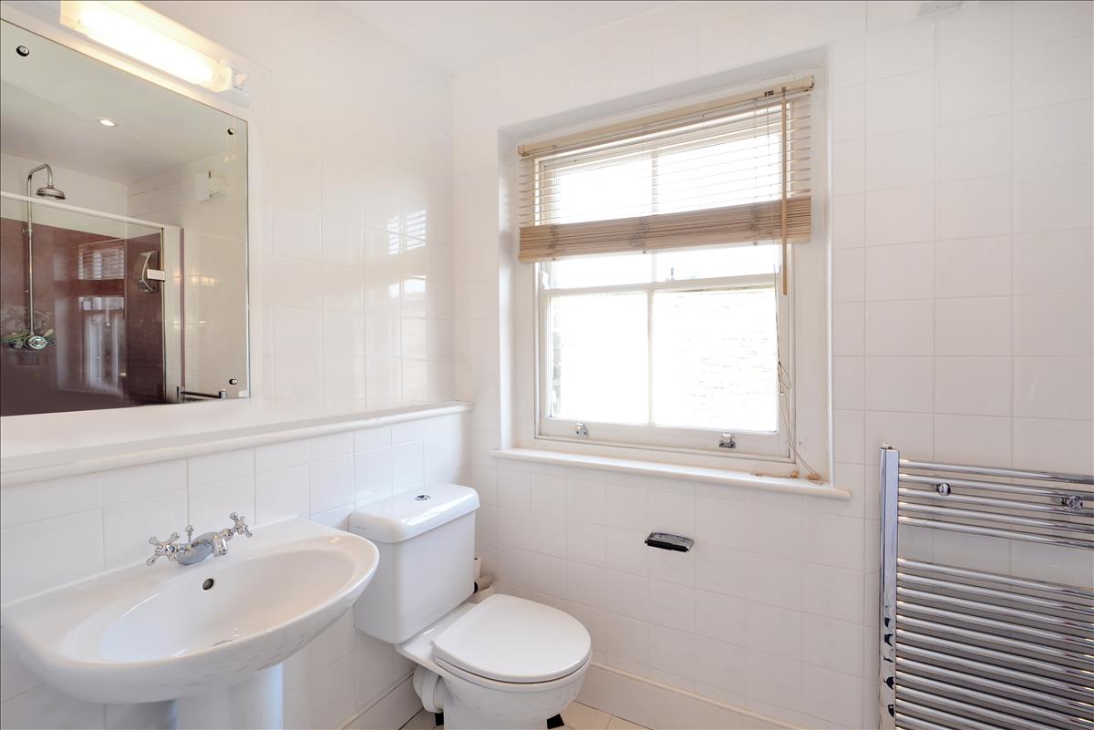 Top floor two bed apartment for rent on Upper Street N1