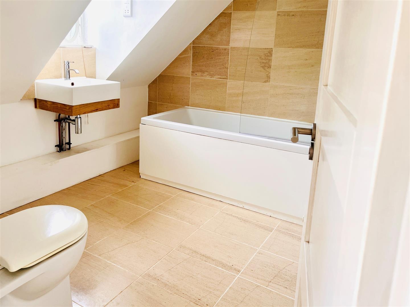 Property Image 272eed9d-ae76-46b1-84c2-329bcd5eba30