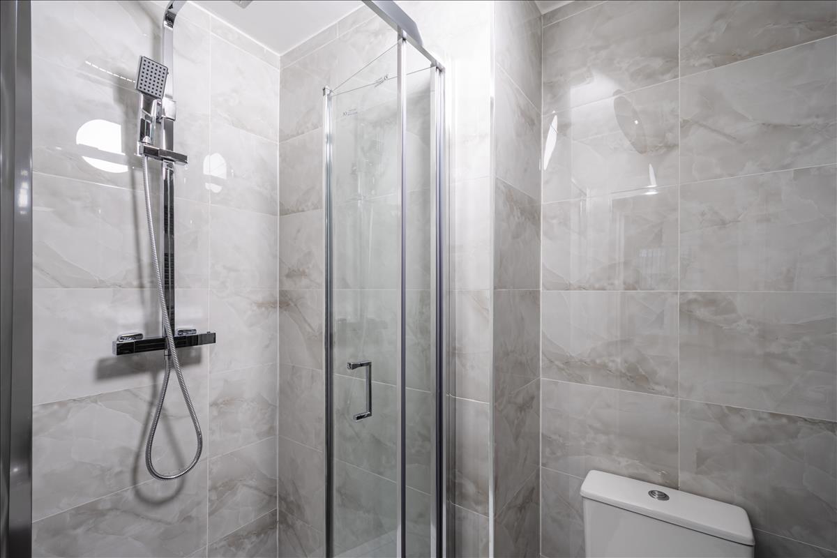 Bathroom. One bedroom flat for sale, Guilford Street, Bloomsbury, WC1N. 