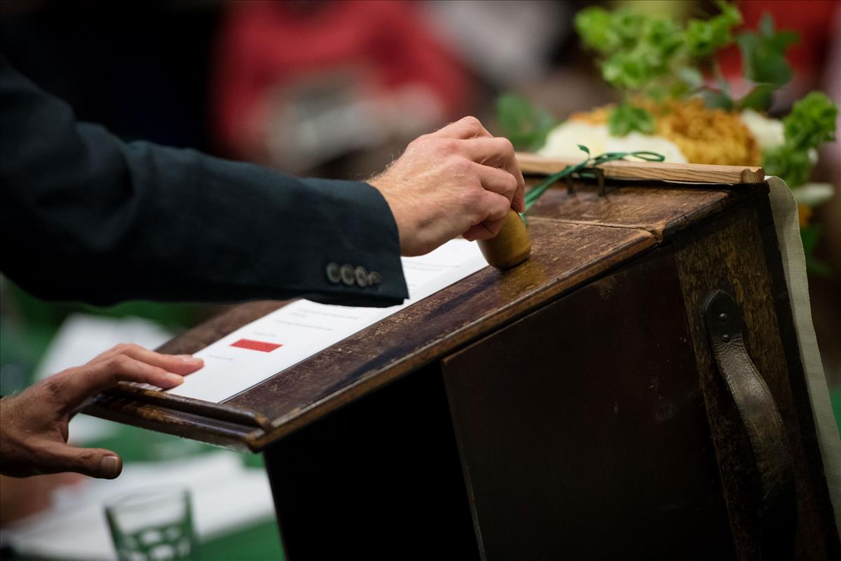 auctioneer gavel in hand selling property symonds & sampson auction