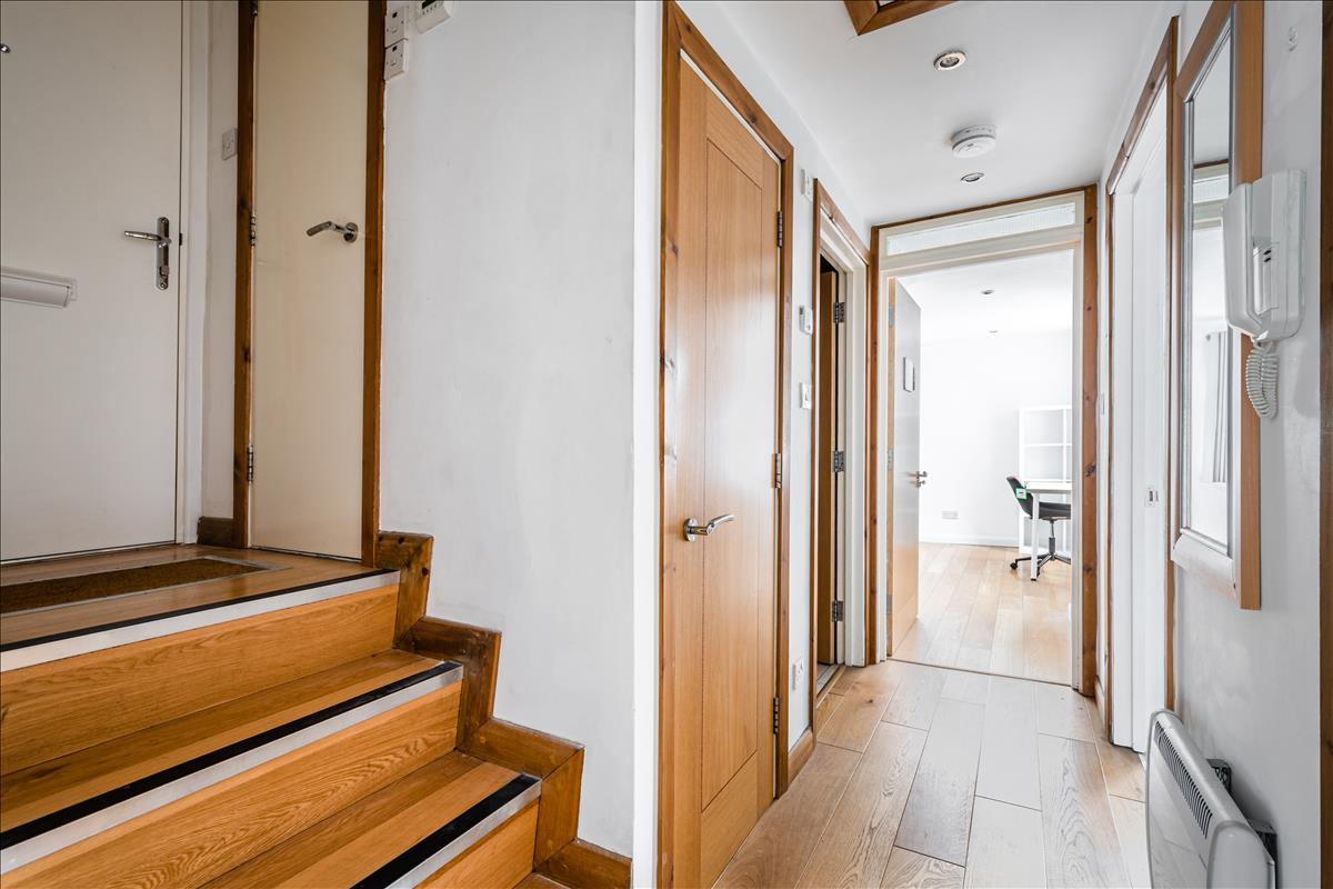 Three bedroom period apartment for rent in WC1