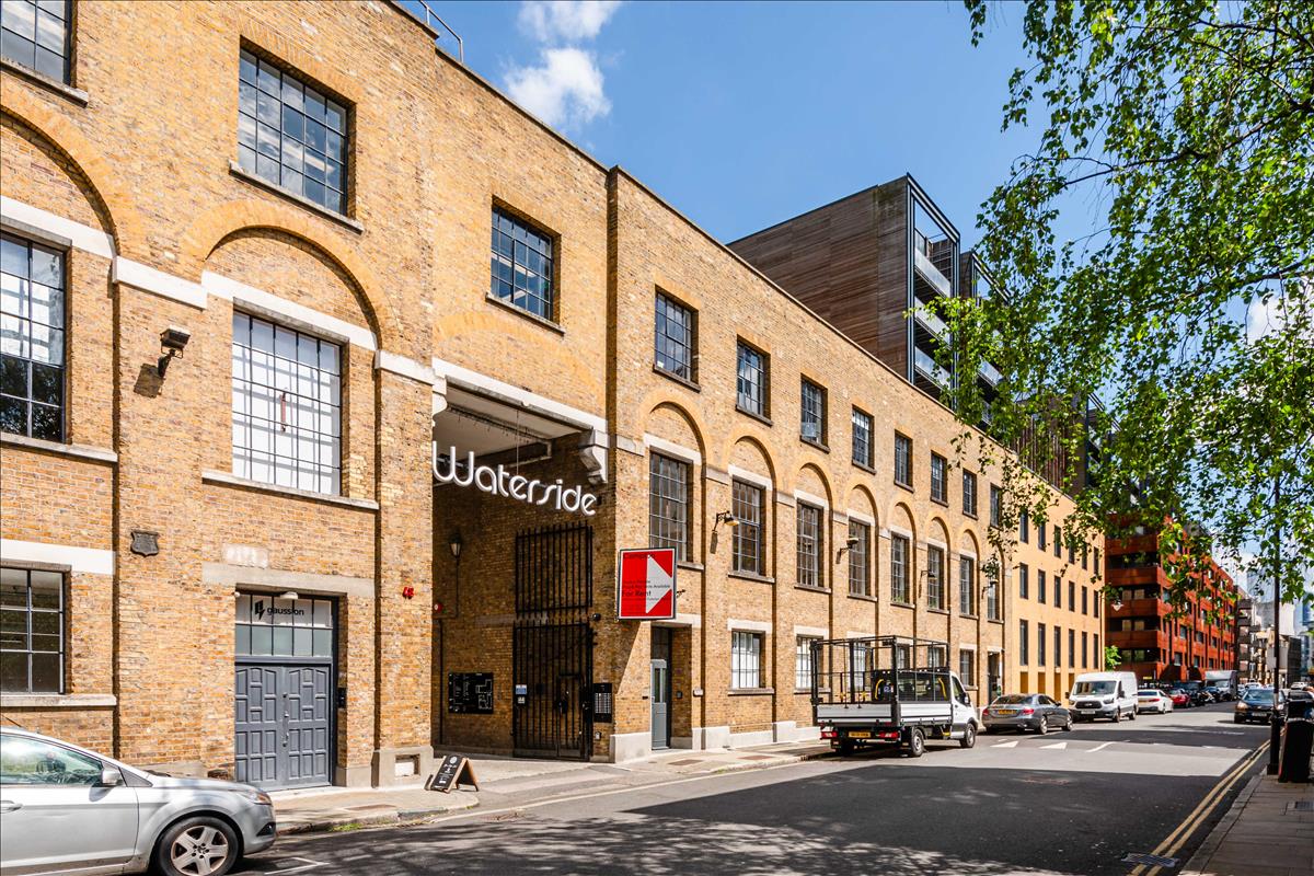 Studio with separate sleeping area, one bedroom, 1 bedroom, for sale in Hoxton, Angel, Hackney, N1