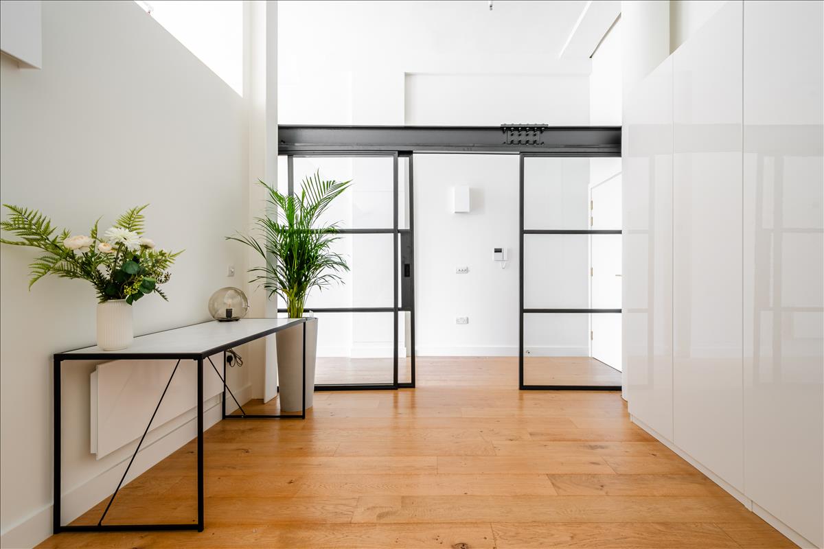 Studio with separate sleeping area, one bedroom, 1 bedroom, for sale in Hoxton, Angel, Hackney, N1
