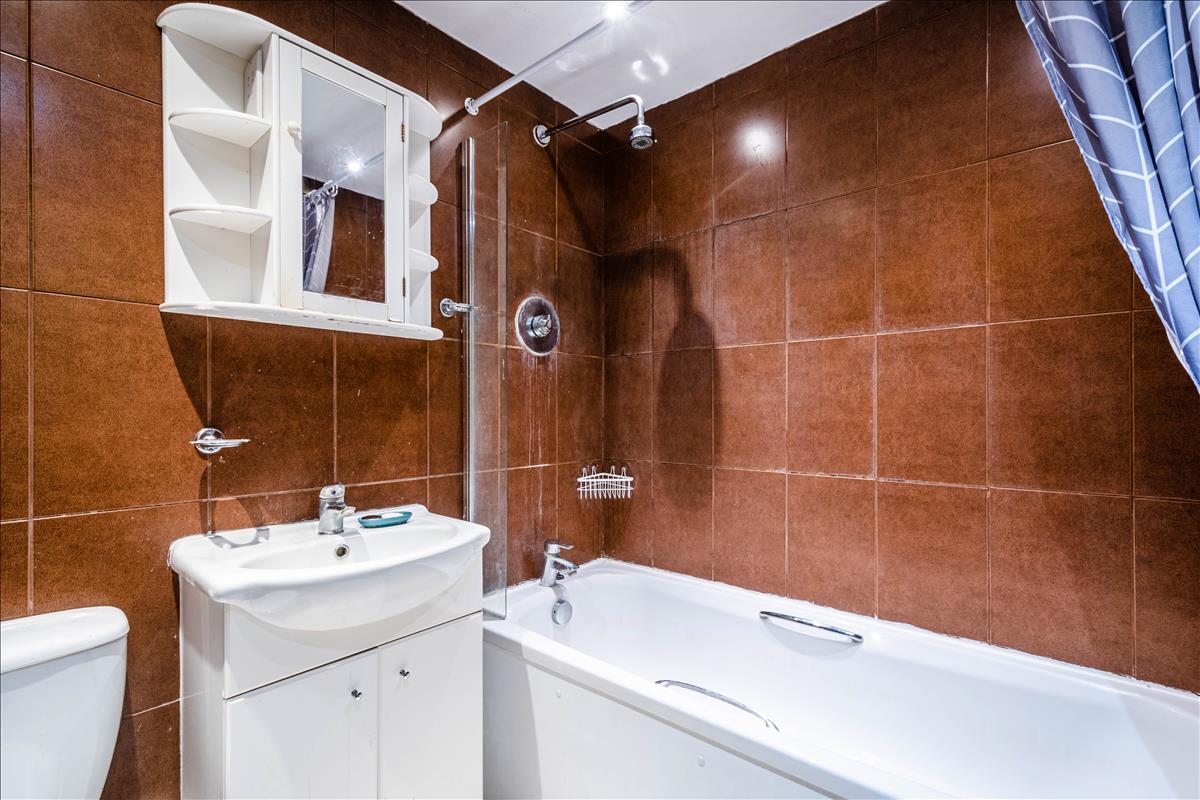 Three bedroom period apartment for rent in WC1
