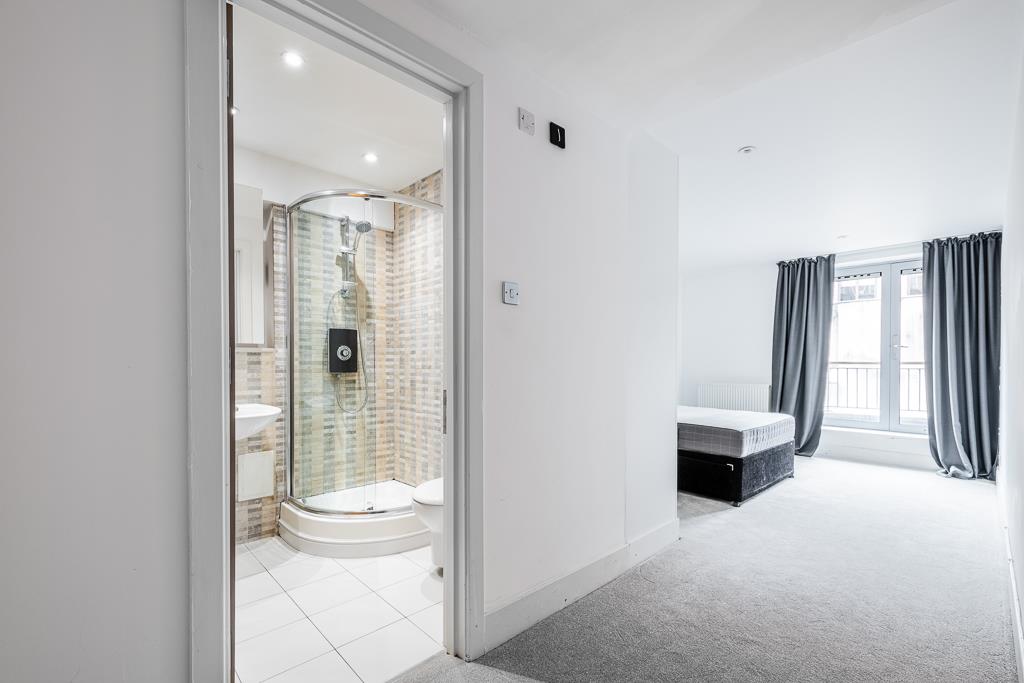 Three bedroom two bathroom split level apartment for rent in the heart of Hatton Garden EC1