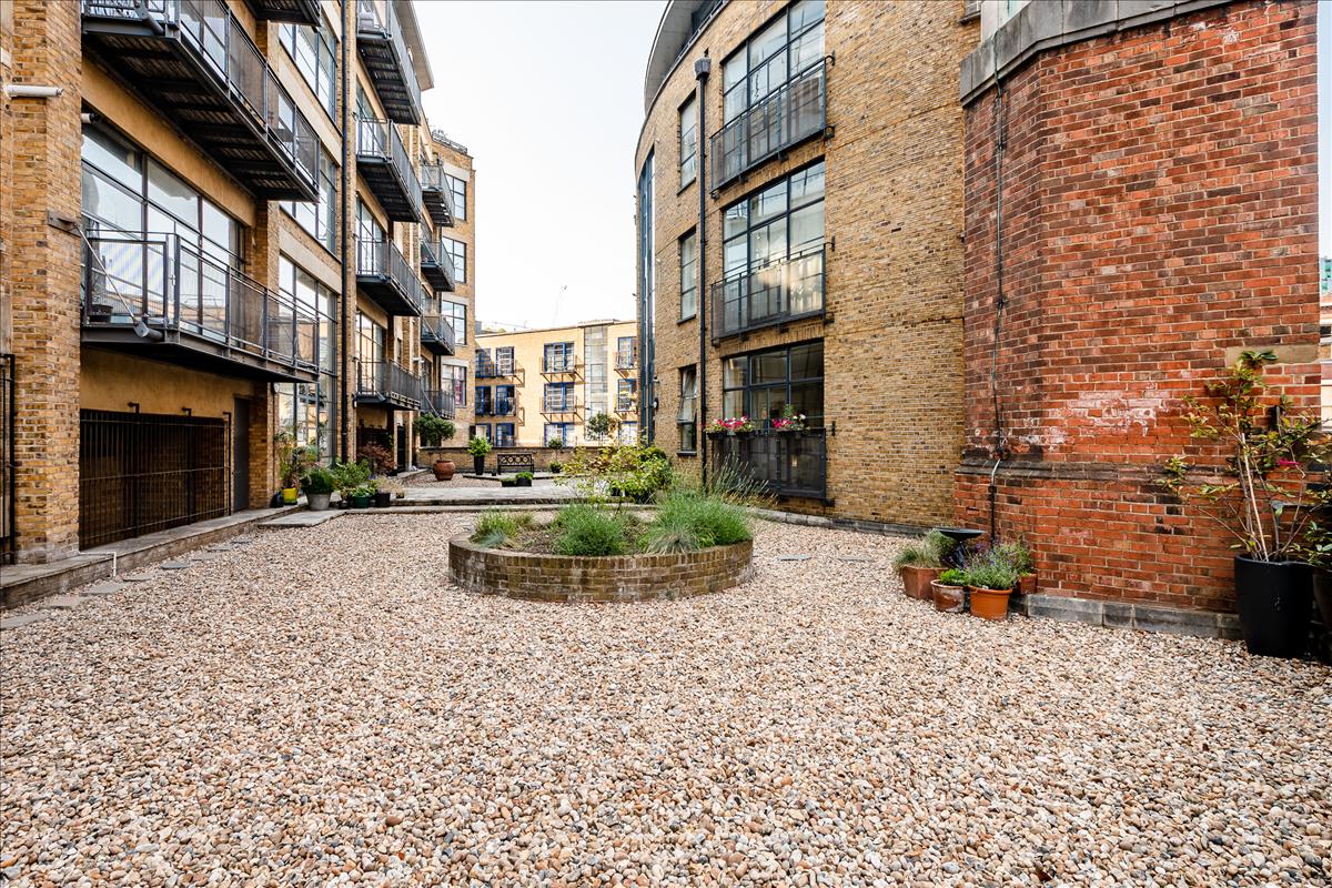 Newly refurbished two bedroom high end apartment for let in the exchange building Spitalfields E1